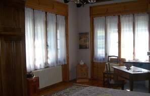 2 bedrooms, iron/ironing board, internet