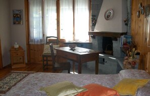 2 bedrooms, iron/ironing board, internet