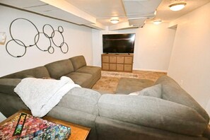 TV, offices - 2 blocks to ND! 4 bedroom 2 bath home(1217) (South Bend)