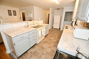 Fridge, microwave, oven, stovetop - 2 blocks to ND! 4 bedroom 2 bath home(1217) (South Bend)