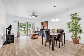 วิลล่า, 2 ห้องนอน | บริเวณนั่งเล่น | ทีวีจอแบน, เครื่องเล่นดีวีดี