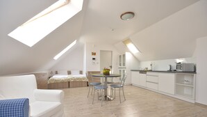 Un loft moderno con comedor, cocina y un dormitorio.