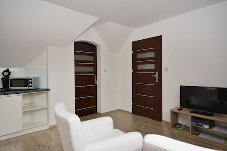 Penthouse, 2 Bedrooms | Living room | 40-inch TV with digital channels. Apartamenty Zielony Dom