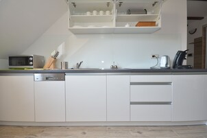 Apartamento, 2 quartos | Cozinha privada | Geladeira, micro-ondas, cooktop, lava-louças