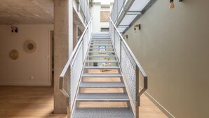 A staircase with metal railings and wooden steps, leading to an upper floor. - PHILIPPE AUGUSTE LOFT 1 - Loft for 12 - 5 rooms - BASTILLE - PÈRE LACHAISE (Paris)