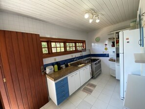 Geladeira, micro-ondas, cooktop, liquidificador