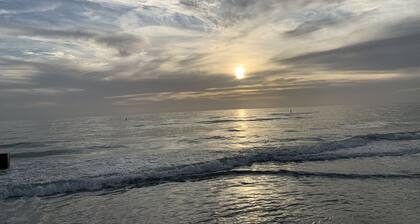 Beautiful Madeira Yacht Club Beach Condo-1BR/ 1.5BA. Sleeps 4 comfortably!
