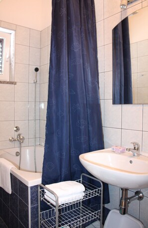 Apartment, 1 Bedroom (Yellow) | Bathroom | Shower, towels, toilet paper