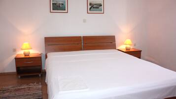 Apartment, 1 Bedroom (Yellow) | Desk, laptop workspace, travel crib, free WiFi