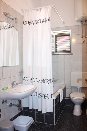 Apartment, 2 Bedrooms (Green) | Bathroom | Shower, towels, toilet paper