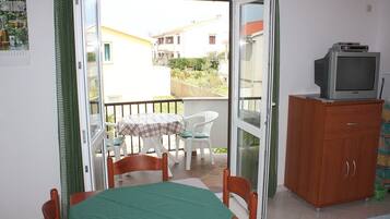 Apartment, 1 Bedroom (Brown) | In-room dining