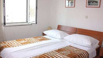 Apartment, 2 Bedrooms (Green) | 1 bedroom, desk, laptop workspace, travel crib