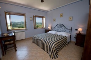 Appartement, 5 slaapkamers (Rosmarino) | Luxe beddengoed, een kluis op de kamer, een bureau, een laptopwerkplek