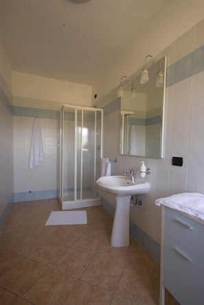 Apartament, 4 dormitoris (Salvia) | Bany | Dutxa, assecador de cabells, bidet i tovalloles