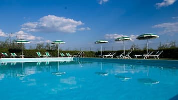 Piscina externa sazonal, funciona das 8h às 20h, guarda-sóis