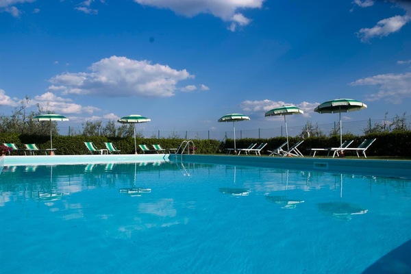 Piscine extérieure (ouverte en saison), parasols de plage