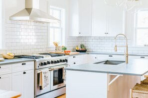 Køleskab, mikrobølgeovn, ovn, kogeplade