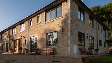 Fachada da propriedade à noite