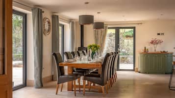 House, 6 Bedrooms | In-room dining