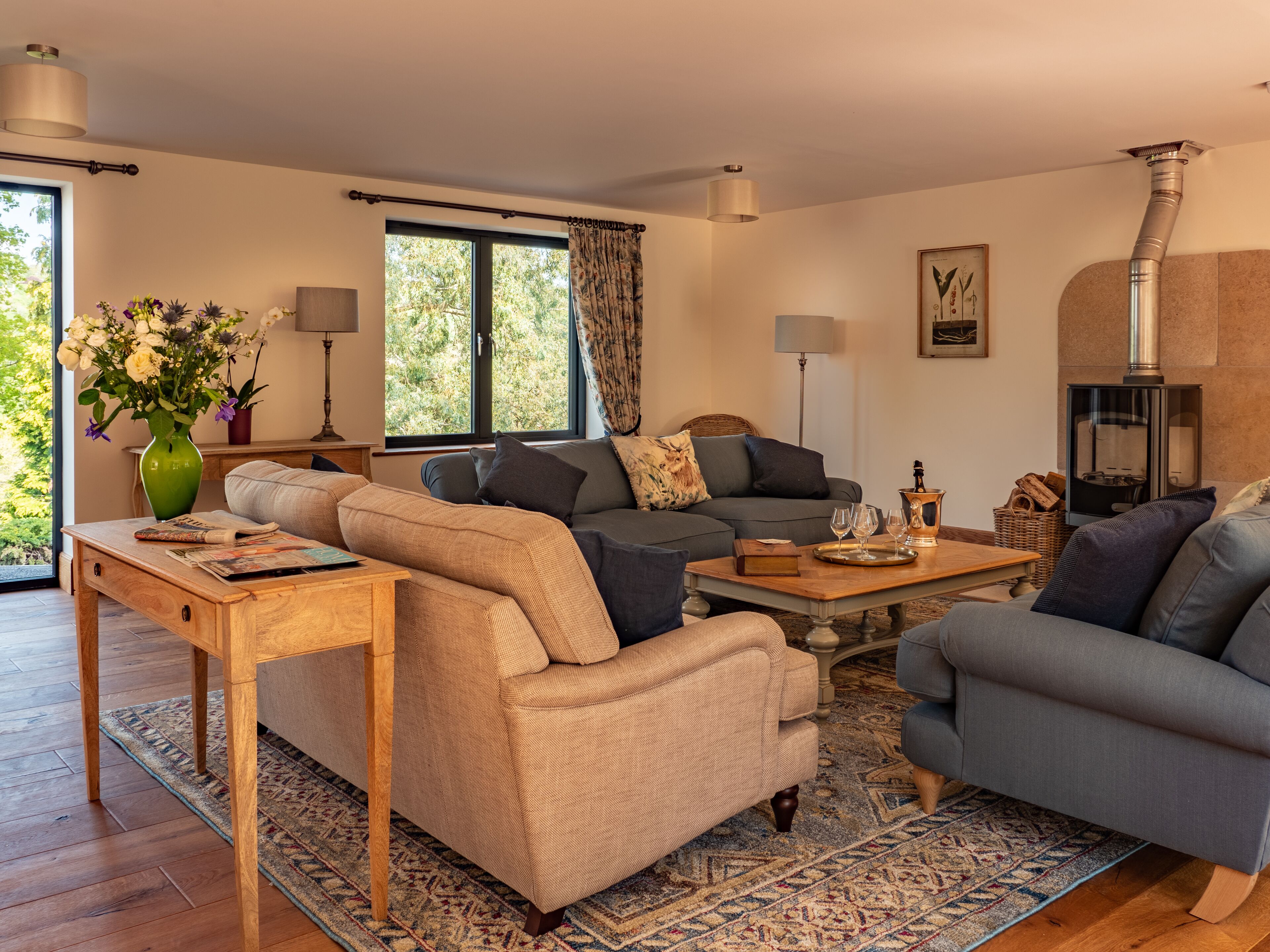 Una sala de estar acogedora con un conjunto de sofás, una mesita de centro y una chimenea.