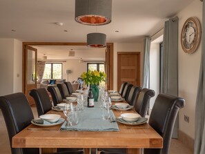 House, 6 Bedrooms | In-room dining
