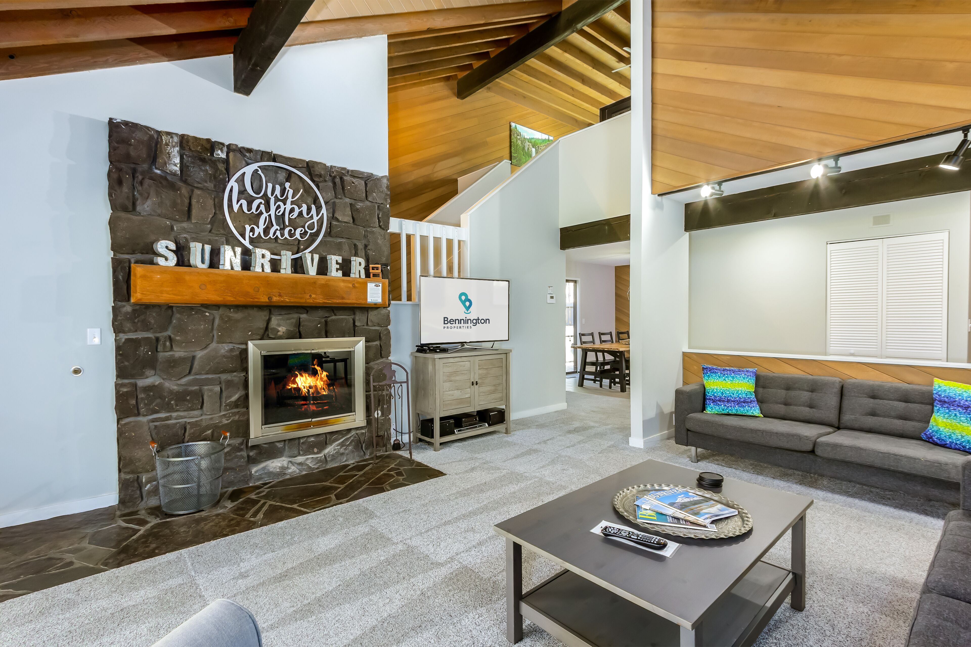 Short Walk to Village, Spacious Grass Lawn, A/C, Hot Tub, Bikes - MEAD06