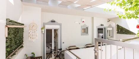 Un interior moderno con mesa de billar, bicicleta y escalera.