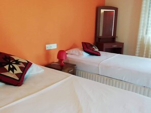 4 makuuhuonetta, silitysrauta/-lauta