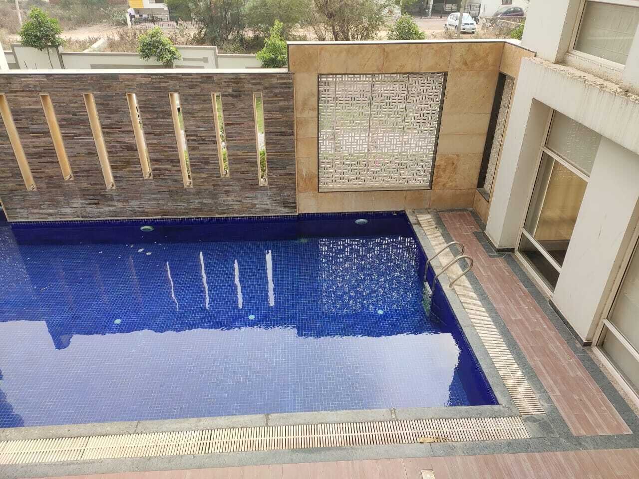 Alberca techada y alberca al aire libre