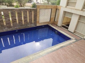 Una piscina techada, una piscina al aire libre