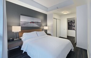 3 bedrooms, desk, iron/ironing board, WiFi - 3 Bedroom/2 Bathroom Suite (Toronto)