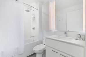 Combined shower/bathtub, hair dryer, towels