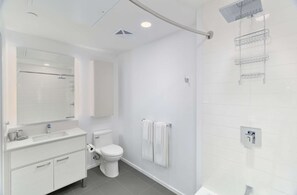 Combined shower/tub, hair dryer, towels