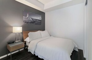 3 bedrooms, desk, iron/ironing board, WiFi - 3 Bedroom/2 Bathroom Suite (Toronto)