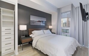 2 bedrooms, desk, iron/ironing board, WiFi