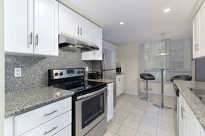 雪櫃、微波爐、焗爐、爐具