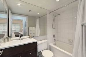 Combined shower/tub, hair dryer, towels