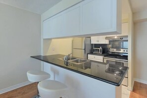 Een koelkast, een magnetron, een oven, een kookplaat