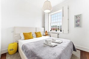 1 soverom, skrivebord, strykejern/-brett og internettilgang