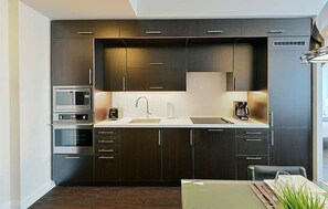 Fridge, microwave, oven, stovetop - 2 Bedroom/2 Bathroom Suite (Toronto)