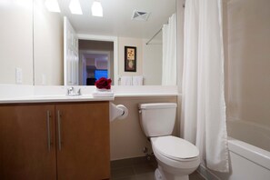 Combined shower/bathtub, hair dryer, towels