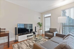 TV, DVD player - 2 Bedroom/2 Bathroom Deluxe Suite (Toronto)