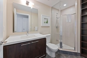 Combined shower/bathtub, hair dryer, towels