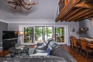 House, Multiple Beds, Hot Tub | Living room | 42-inch TV with cable channels, fireplace - Bearfoot Lodge (Oakland)