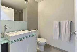 Duschwanne, Haartrockner, Handtücher