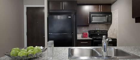 Jääkaappi, mikroaaltouuni, uuni, liesi