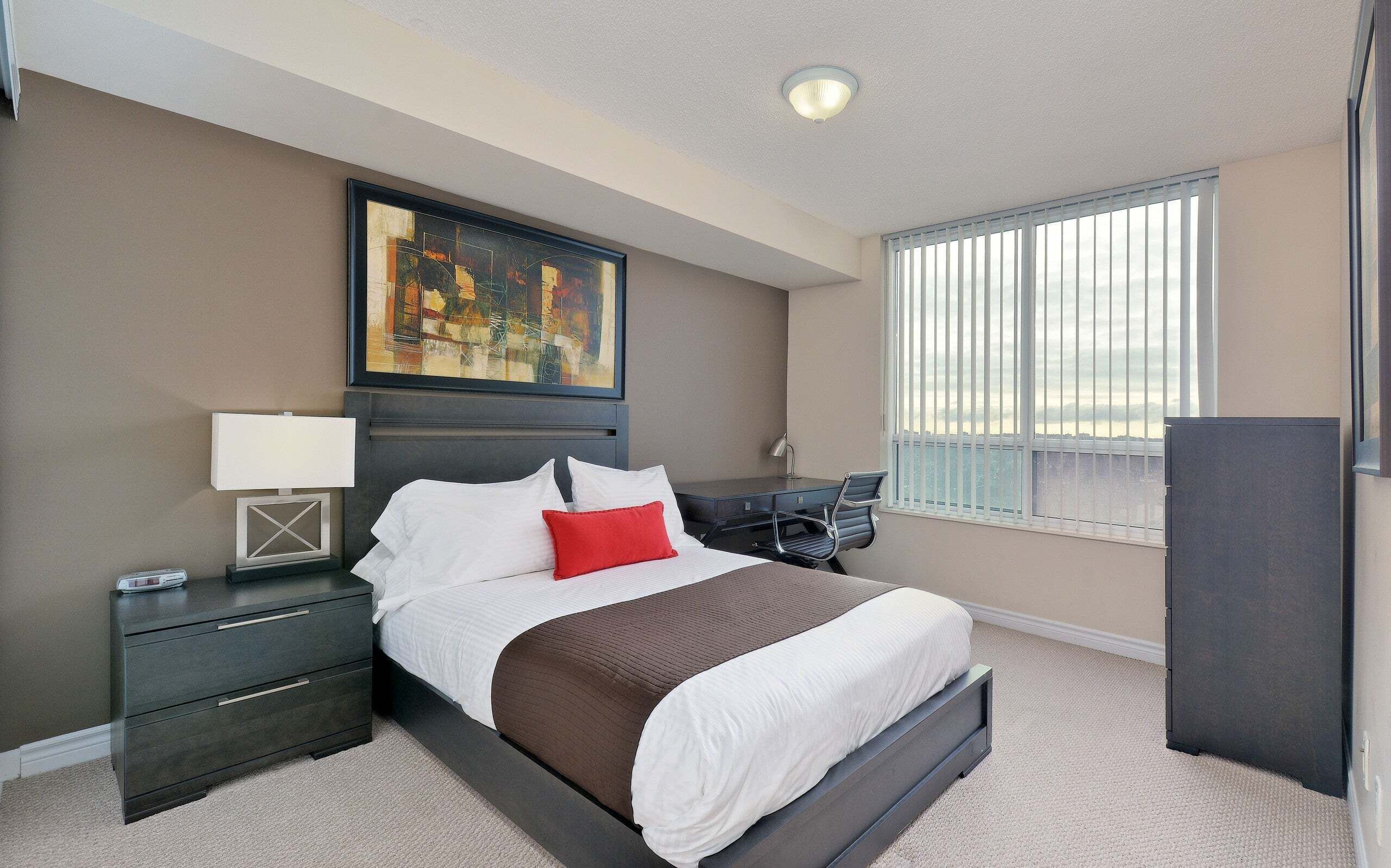 2 bedrooms, desk, iron/ironing board, WiFi