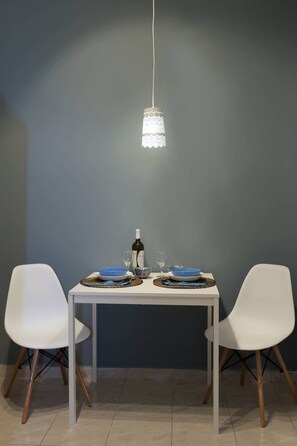 Apartment, 1 Bedroom | In-room dining