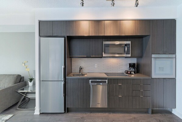 Fridge, microwave, oven, stovetop