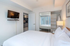 1 slaapkamer, een bureau, een strijkplank/strijkijzer, wifi